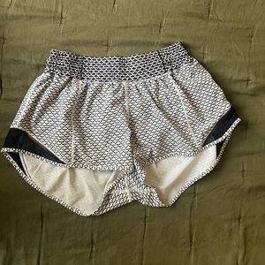 Lululemon Hotty Hot Low-Rise Lined Short 2.5"